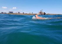 Hunedoara: Bibliotecarul Avram Iancu continuă cursa înot spre Istanbul, prin Marea Neagră