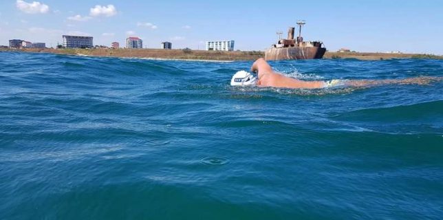 Hunedoara – Bibliotecarul Avram Iancu continuă cursa înot spre Istanbul, prin Marea Neagră