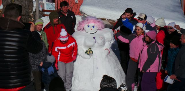Hunedoara Oamenii de zăpadă intră în concurs la festivalul organizat în Straja