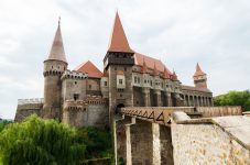 Hunedoara: Peste 852.000 de persoane au vizitat principalele obiective turistice din judeţ, în creştere cu 11,4%