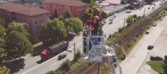 Hunedoara: Un pompier şi-a cerut iubita de soţie într-o nacelă de intervenţie, la 35 de metri înălţime