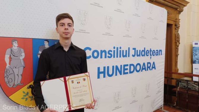 Hunedoara: Zece elevi, între care şi un olimpic internaţional, premiaţi de Consiliul Judeţean