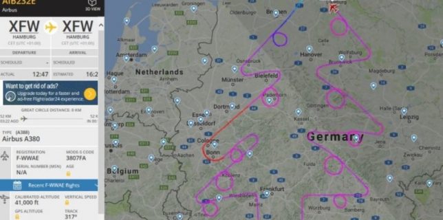 INEDIT - Cel mai mare avion de pasageri a ''desenat'' pe radare un pom de Crăciun... cu tot cu globuri