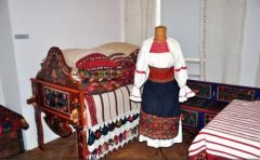 Ia - ambasador pentru România / Colecție impresionantă de ii cu ciupag roșu, specifice portului popular cu trup vânăt, la Târgu Mureș
