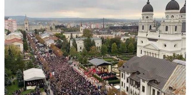 Iaşi: Zeci de mii de credincioşi participă la Slujba Liturgică de hramul Sfintei Cuvioase Parascheva