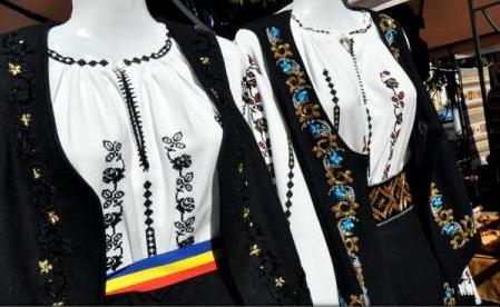 Iași – Costumele populare din colecția Flori de ie, prezentate într-un eveniment de sărbătoarea Micii Uniri