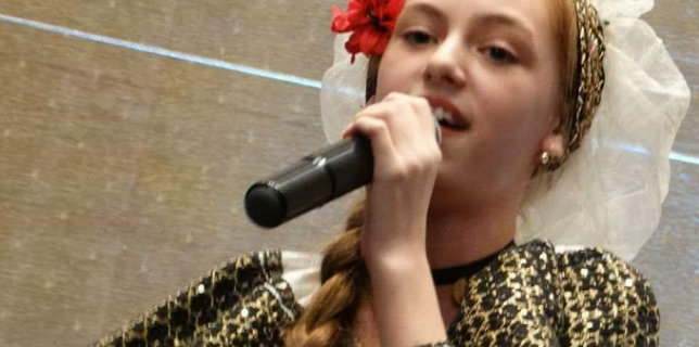Ilona Andreea Amieroaie cucerește inimi cu glasul ei o stea în devenire a muzicii populare românești
