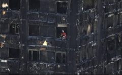 Incendiu la Londra: Aproximativ 600 de clădiri din Anglia au izolație similară cu cea de la Grenfell Tower