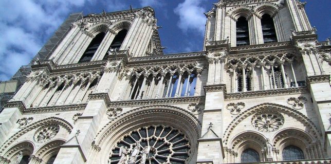 Incendiu la Notre-Dame Un concurs internaţional de arhitectură, lansat pentru reconstrucţia fleşei distruse a catedralei