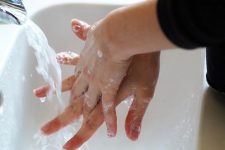 Iohannis: Din 15 mai, purtarea măştii de protecţie, păstrarea unei distanţe şi igiena mâinilor - obligatorii