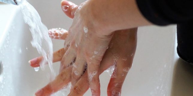 Iohannis Din 15 mai, purtarea măştii de protecţie, păstrarea unei distanţe şi igiena mâinilor – obligatorii