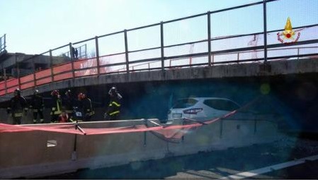 Italia – Doi români au fost răniți după ce o pasarelă s-a prăbușit peste o autostradă