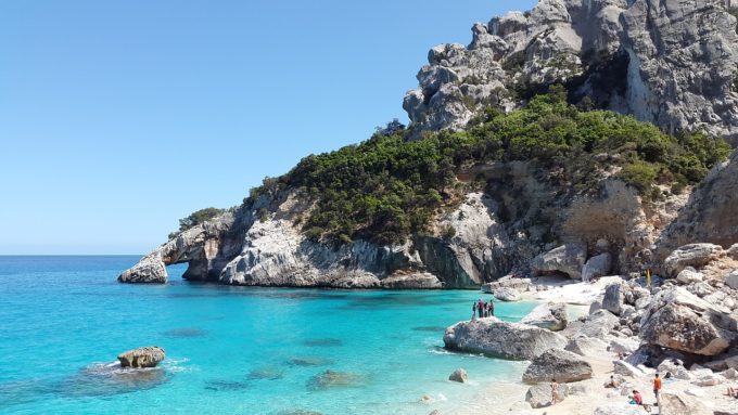 Italia: Peste 4 kg de nisip şi cochilii, confiscate de la turişti în Sardinia