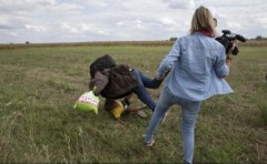 Video-ul care a șocat întreaga lume: Jurnalista din Ungaria filmată în 2015 în timp ce lovea migranți, condamnată la trei ani de închisoare cu suspendare