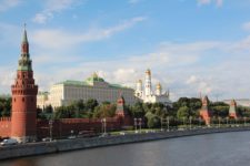 Kremlinul califică drept ''iraţional'' apelul lui Zelenski de a li se interzice tuturor ruşilor să călătorească în Occident
