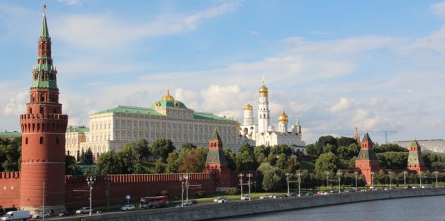 Kremlinul califică drept ''iraţional'' apelul lui Zelenski de a li se interzice tuturor ruşilor să călătorească în Occident