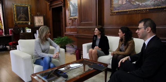 La alcaldesa recibe a la embajadora de Rumanía en España y destaca las relaciones culturales que nos acercan y enriquecen