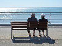 La ce vârstă mă pot pensiona pentru limită de vârstă?