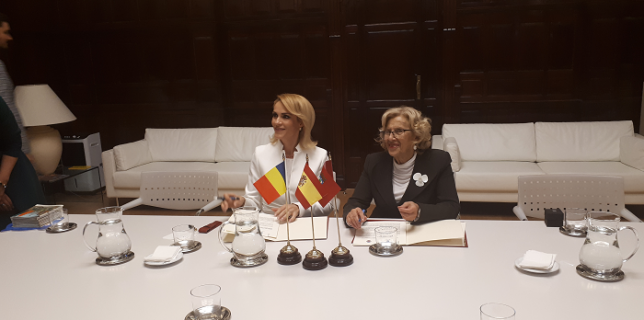 Las alcaldesas de Madrid y Bucarest firman un acuerdo de colaboración entre ambas ciudades