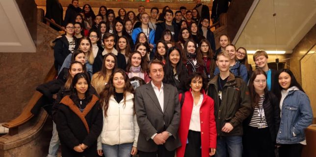 León García-Prieto recibe a un grupo de alumnos de Rumanía, Italia y Finlandia de intercambio con el IES Padre Isla