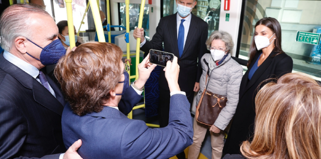 Los Reyes accedieron al autobús de la línea 001, en el acto del 75º aniversario de la creación de la Empresa Municipal de Transportes de Madrid – EMT