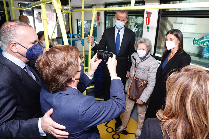 Los Reyes accedieron al autobús de la línea 001, en el acto del 75º aniversario de la creación de la Empresa Municipal de Transportes de Madrid – EMT