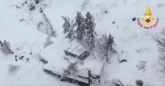 MAE: Trei cetățeni români, în hotelul lovit de avalanșă în Italia; operațiunile de salvare - în curs