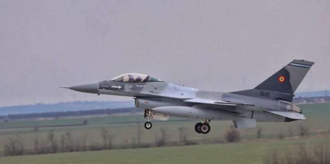 MApN: O aeronavă F-16 Fighting Falcon - adusă în România; aceasta completează Escadrila 53 a Forţelor Aeriene Române