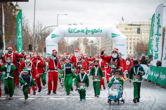Madrid: Mii de Moş Crăciuni au alergat într-o cursă caritabilă în beneficiul victimelor erupţiei din La Palma