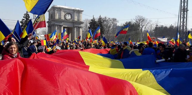 ‘Marea Adunare Centenară’ din centrul Chişinăului, încheiată cu adoptarea unei rezoluţii în favoarea unirii cu România