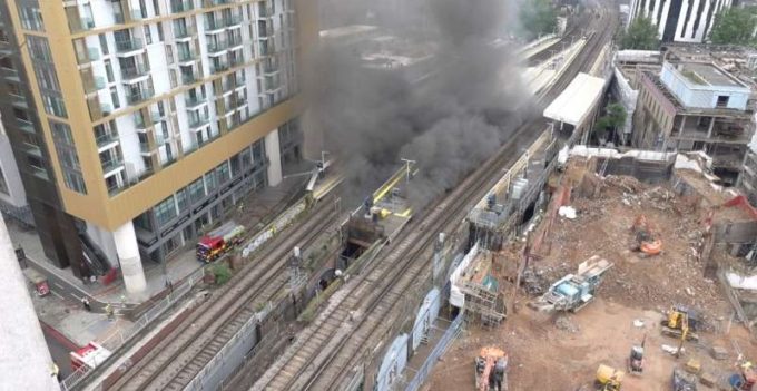 Marea Britanie Incendiu de proporţii în apropierea unei staţii de metrou în centrul Londrei