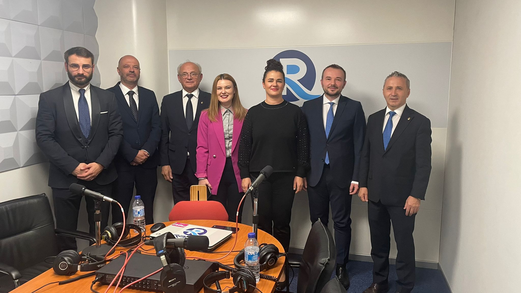 Membrii COMISIEI PENTRU COMUNITĂȚILE DE ROMÂNI DIN AFARA GRANIȚELOR ȚĂRII, în direct la Radio Românul-1