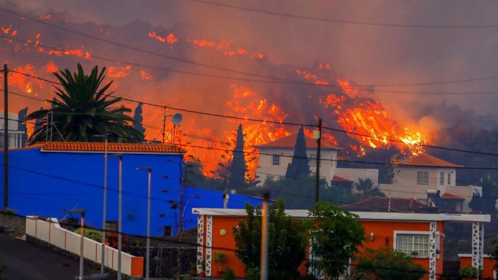 Mii de evacuaţi după ce lava vulcanului din insula spaniolă La Palma a distrus mai multe locuinţe