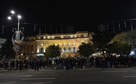Mii de oameni stau la coadă la Palatul Regal pentru a-i aduce un ultim omagiu regelui Mihai