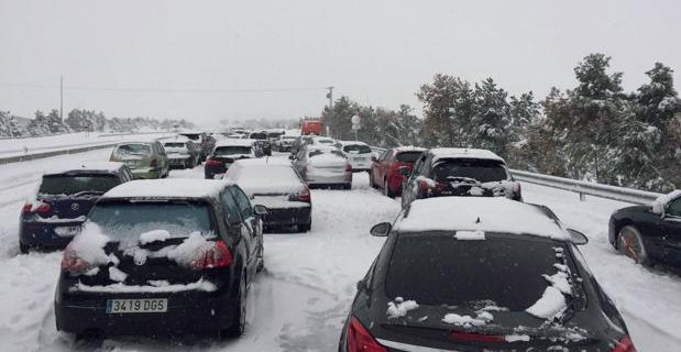 Mii de persoane au rămas blocate în maşini din cauza ninsorilor care au afectat centrul Spaniei