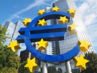Moneda euro a coborât luni sub 0,99 dolari