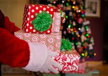 Moș Crăciun există! Spania: O vânzătoare concediată pentru că a dezvăluit că nu Moş Crăciun aduce cadourile