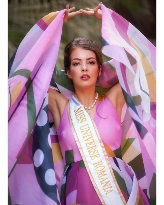Mureş: Miss Universe România 2021, ajutor al lui Moş Crăciun în proiectul "Dragă Moş Crăciun"