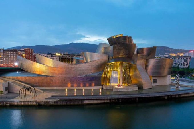 Muzeul Guggenheim Bilbao, o emblemă a oraşului Bilbao din Ţara Bascilor