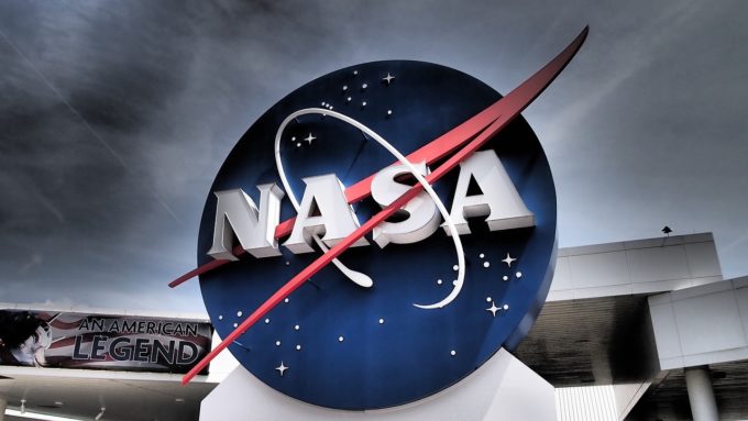 NASA intenţionează să înceapă activităţi de minerit pe Lună în deceniul următor