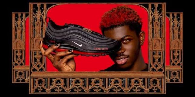 Nike a dat în judecată un colectiv artistic pentru "Pantofii Satan", care conţin picături de sânge uman