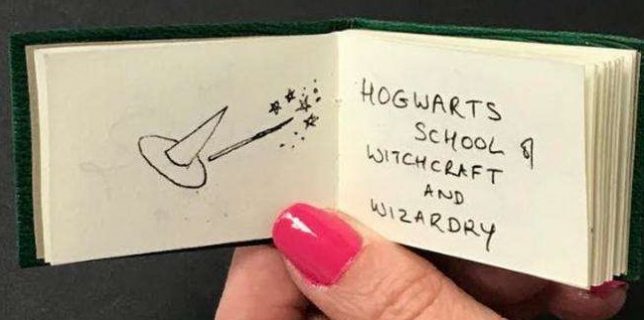 O carte Harry Potter în miniatură, cu o valoare estimată la circa 150.000 de lire, scoasă la licitaţie
