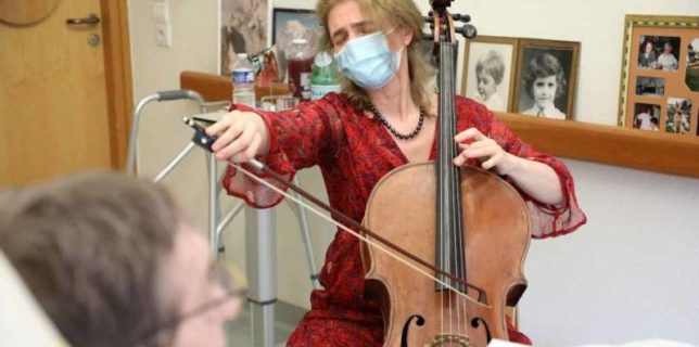 O violoncelistă cântă într-un centru de îngrijiri paliative de lângă Paris pentru a alina durerea pacienţilor