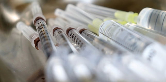 OMS solicită renunţarea la planurile de vaccinare a copiilor şi dozele astfel eliberate să fie donate ţărilor sărace