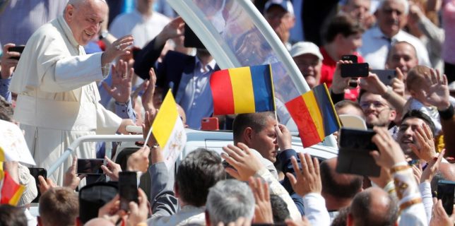 Ocrotirea Preacuratei asupra cetăţenilor României Papa, la Regina Coeli de la Blaj