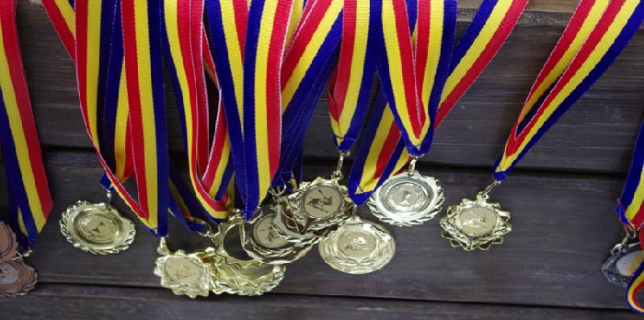 Opt-medalii-câștigate-de-studenți-bucureșteni-la-o-competiţie-internaţională-de-marketing-în-Spania