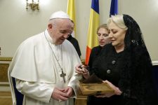 Papa în România - Un ceas simbolic şi un album despre Biserica Romano-Catolică din România, oferite de premier Suveranului Pontif