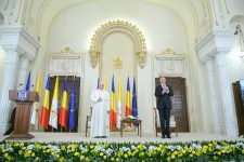 VIDEO: Papa în România, despre emigranţii români: Aduc un omagiu sacrificiilor făcute de atâţia fii şi fiice ale României