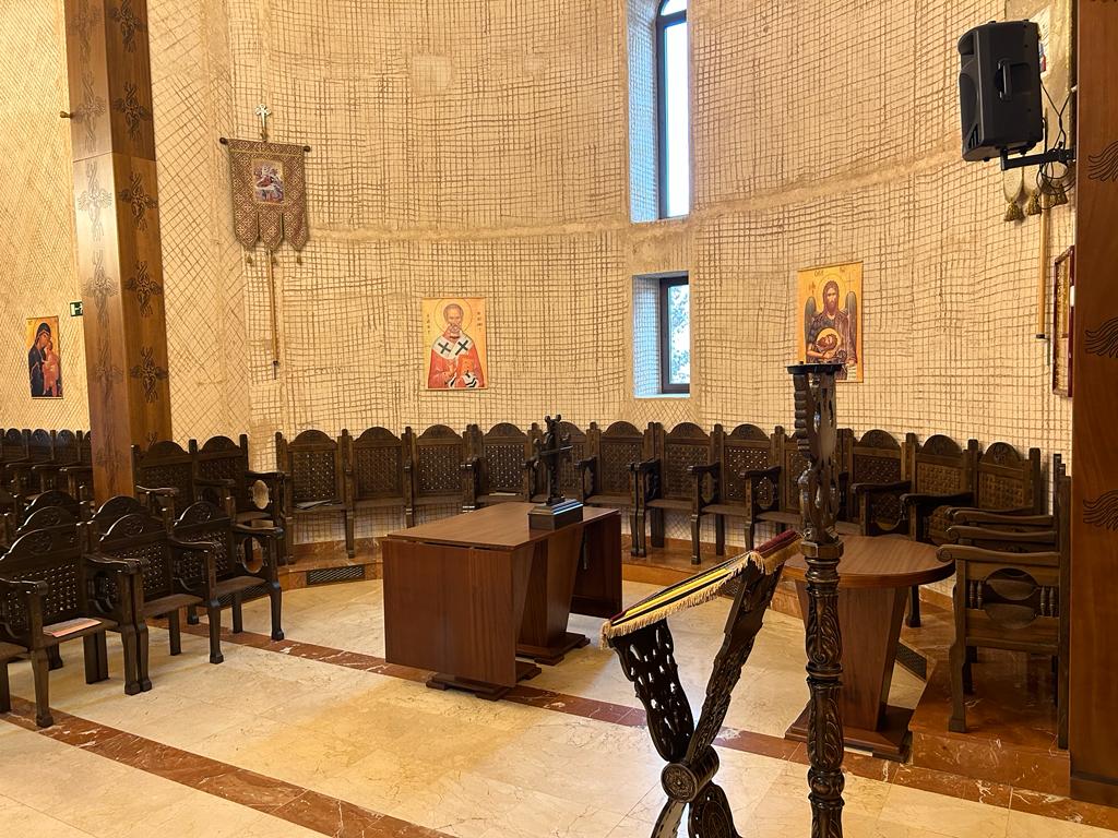 Parohia Ortodoxă Română „Sfântul Mare Mucenic Gheorghe” din Alcalá de Henares a încheiat proiectul de dotare cu 176 de strane fabricate în România (3)