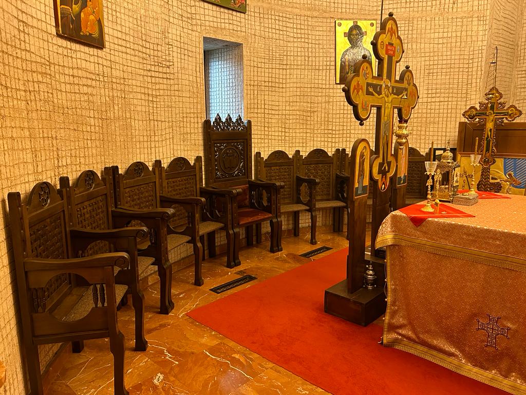 Parohia Ortodoxă Română „Sfântul Mare Mucenic Gheorghe” din Alcalá de Henares a încheiat proiectul de dotare cu 176 de strane fabricate în România (6)